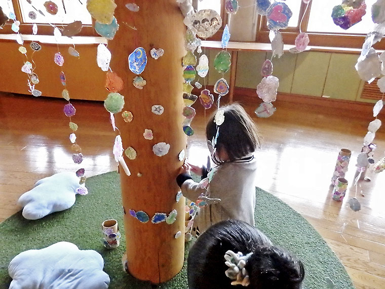 2017年企画展「きらきらのみ~つけた!」ワークショップ展示『光のうろこ』の様子