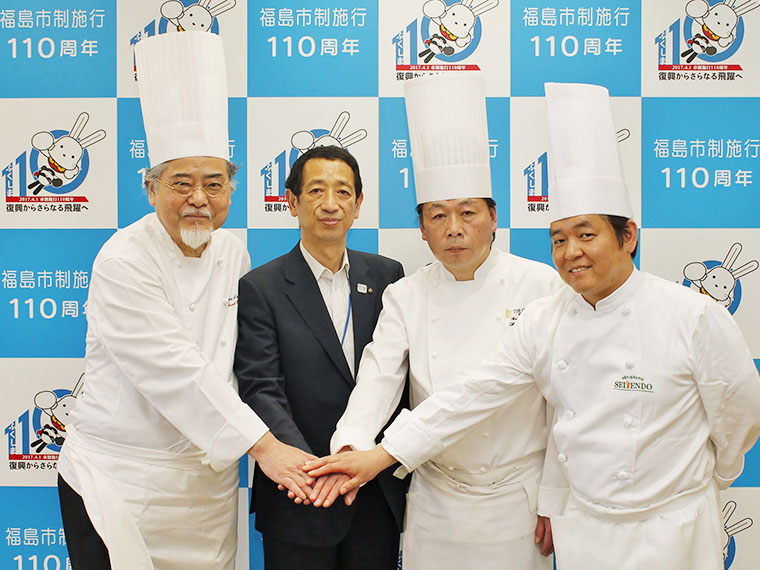 審査員を務める「ミュゼ・ドゥ・カナール」菅野氏(左)、「ザ・セレクトン福島」髙橋氏(中央右)、「菓匠 清泉堂」斎藤氏(右)と、福島市副市長・山本氏(中央左)