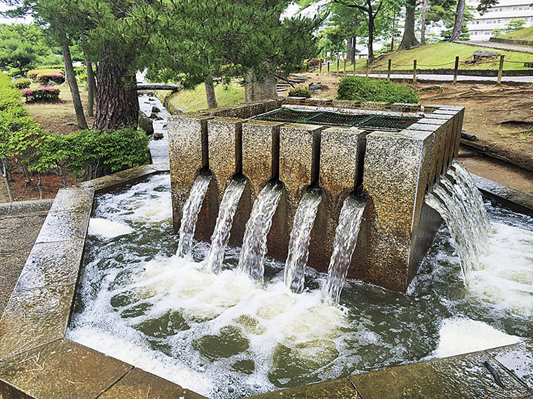 「分水のモニュメント」。NHK 郡山支局側から公園内に入ったところにある