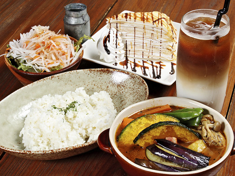 夫が注文したスープカレーのランチセット。奥のミルクレープ…存在感あります!