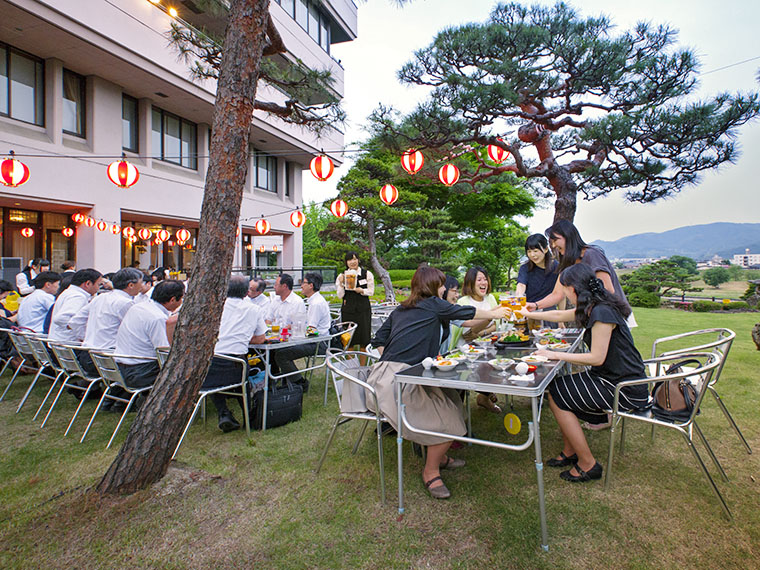 癒しの庭園で川沿いの心地よい風を受け、乾いた喉をキーンと冷えたビールで潤そう