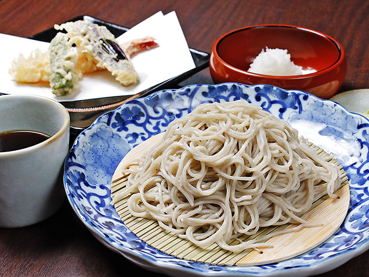 天ぷら付おろしせいろ1,550円〈せいろ・天ぷら3種(エビ、野菜2種)・辛味大根〉【提供時間11:15~14:30ラストオーダー/17:00~20:00ラストオーダー】