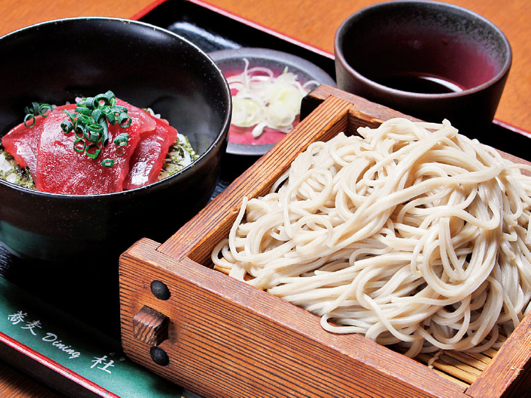 Aランチ580円〈せいろそば・小丼ぶり（写真はマグロ丼）※小丼ぶりは日替わり〉【提供時間11：30～13：30ラストオーダー※月～金曜日のみ】