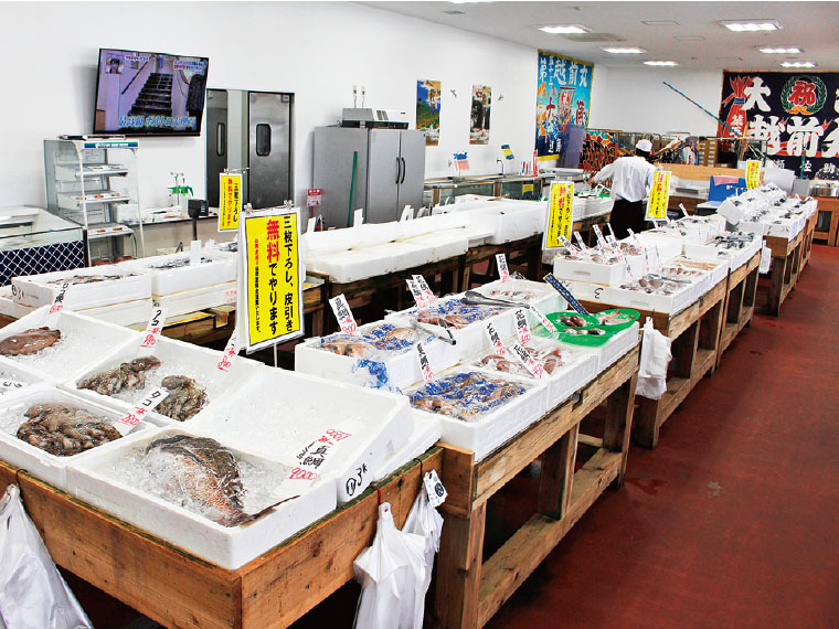 隣接の「網元鮮魚直売場」。佐渡前の新鮮な魚介、総菜や弁当を販売しており、その場で食べることもできる