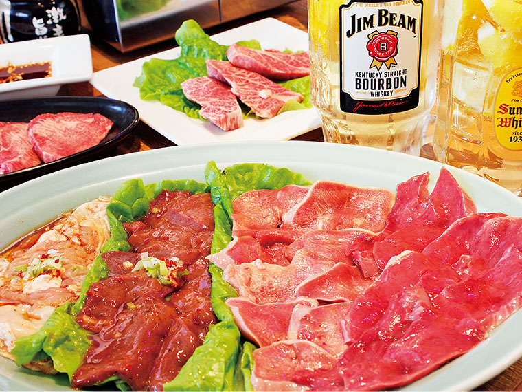 手前が『食楽』人気の4品、 しろ、レバー、豚タン、ハツ が味わえる「鮮度一番4品盛」(1,700円・2~3人前)