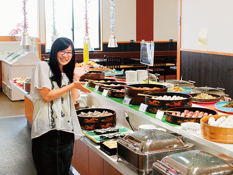 カルパッチョや鯛茶漬けなど、好きなだけ選べるバイキング。食べきれる分を取り分けよう