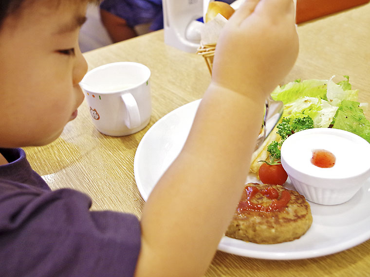 もぐもぐ…いつでも真っ先に大好物のポテトを食べます