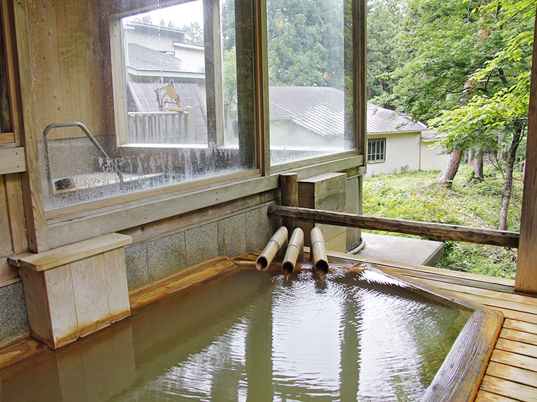 内湯に併設された屋根付きの露天風呂はにごり湯です