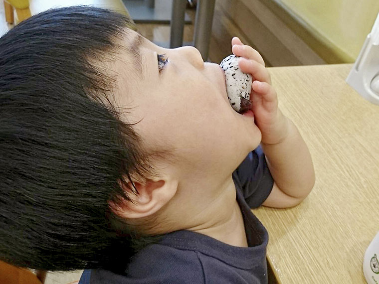 ゴマアンパンこと「プチモッチー」をかわいい!かわいいと愛でていると思いきや、一気に一口で食べようとする息子