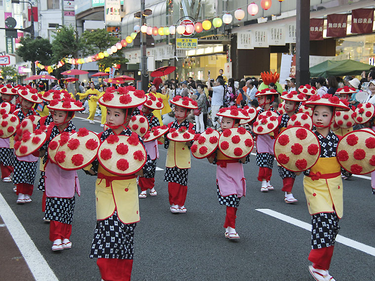 カラフルな花笠で街がにぎやかに