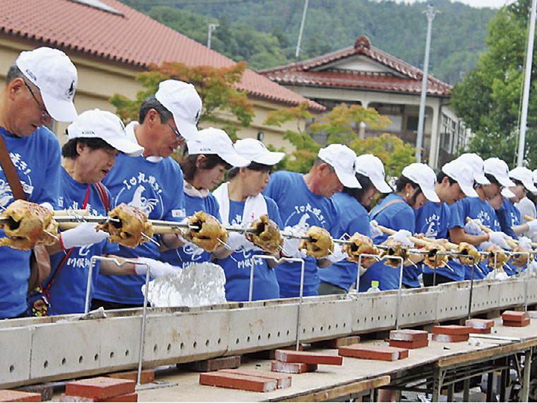 気軽に川俣シャモのおいしさを満喫できる、「川俣シャモまつり」。世界へのPRとして、「世界一長い川俣シャモの丸焼き」の挑戦なども行われる