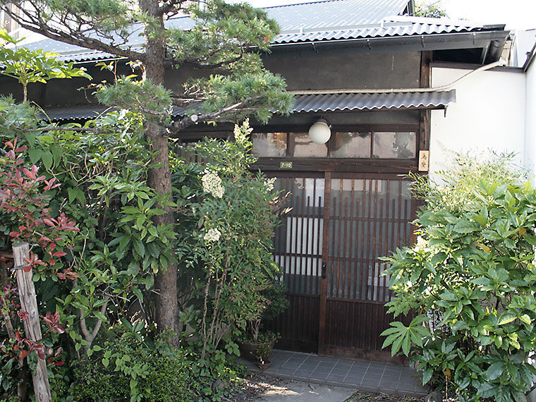 細い路地を抜けるとある『鳥安』。思わず「ただいま」と言って入りたくなる佇まい