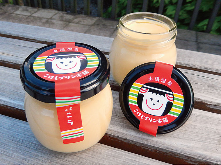 かわいい見た目の「こけしプリン」(1個380円)。バニラ味とたまご味があり。手作りのため数量限定、購入の際はお早めに