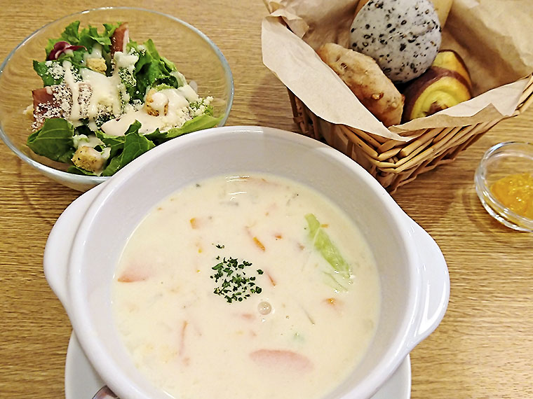 スープ&サラダセット(842円)の一例