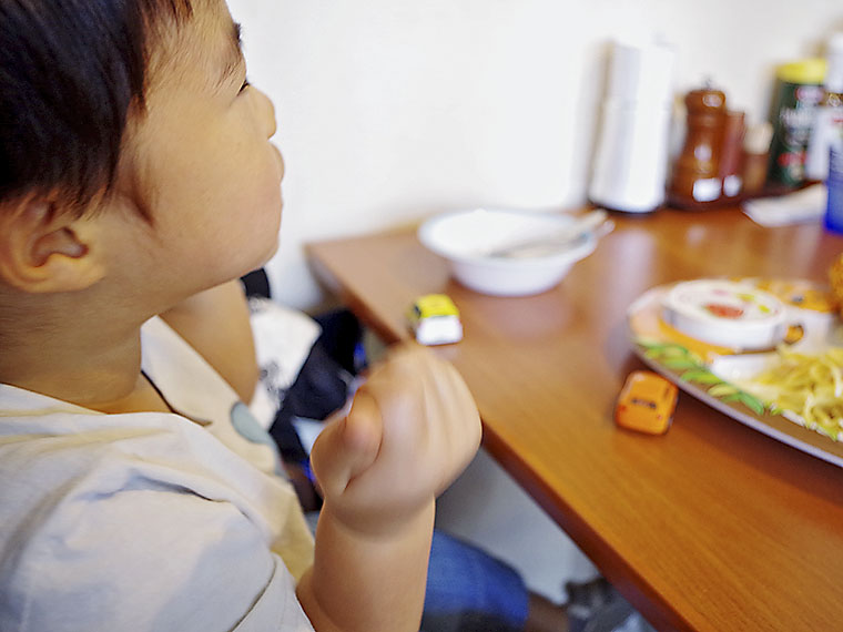 食事が運ばれてきた時のウキウキダンスは、毎度恒例です