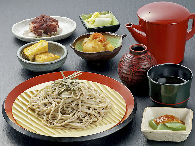 「十割そば」は並盛から特大盛(1,300円)まで選べる。うどんに変更も可能