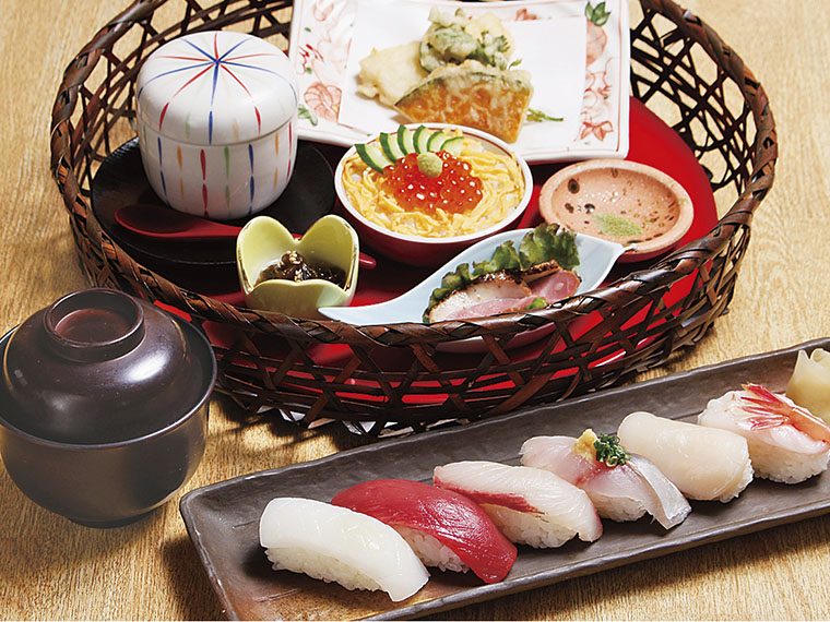 喜久ランチ1,814円〈すし6貫・ミニいくら丼・茶わん蒸し・お吸い物・合鴨のサラダ・もずく酢・天ぷら・コーヒー・デザート〉【11:00~14:00(13:45ラストオーダー)】