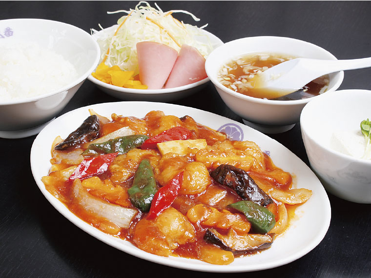 エビの甘酢あんかけ定食980円〈エビの甘酢あんかけ・ご飯・サラダ・スープ・冷奴〉【提供時間/11:00~15:00(14:30ラストオーダー)・17:00~20:00(19:45ラストオーダー)】