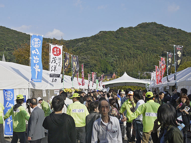 仙台黒毛和牛バーベキューコーナー（10：00〜16：00頃、売り切れ次第終了）もあり。仙台黒毛和牛300gと野菜がセット。二人分4,000円で味わえる