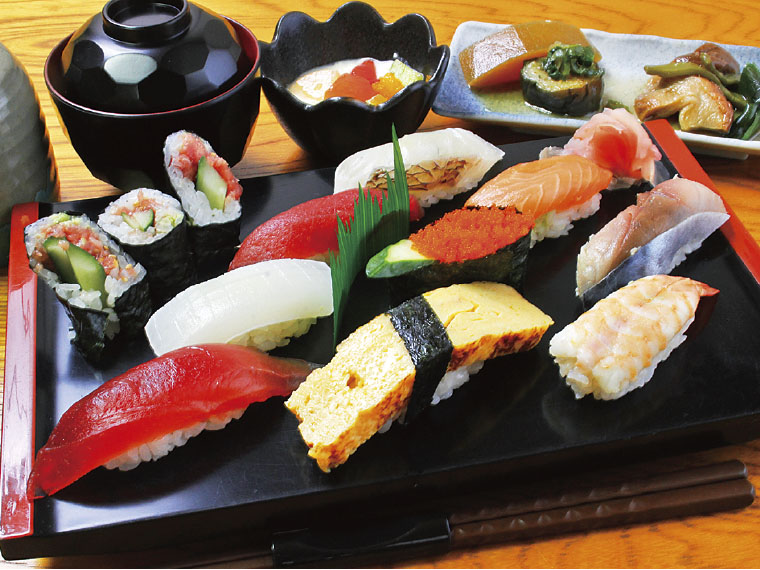 武鮨オリジナル寿司ランチ1,110円〈にぎり9貫・巻物・みそ汁(あら汁の場合もあり)・小鉢・フルーツヨーグルト※内容は仕入れ状況により異なる場合あり〉【提供時間/11:00~14:00】