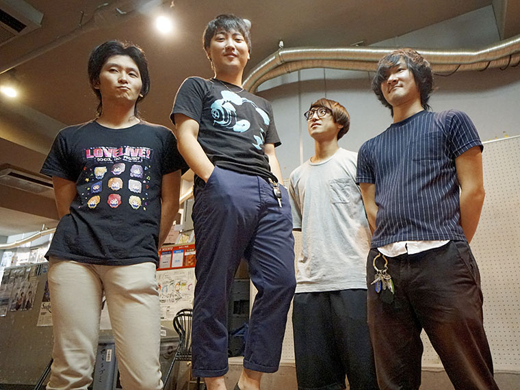左からまーけん(Ba)、KSKB(仮)(Gt)、カタコリ(Vo&Gt)、ボリ(Dr)