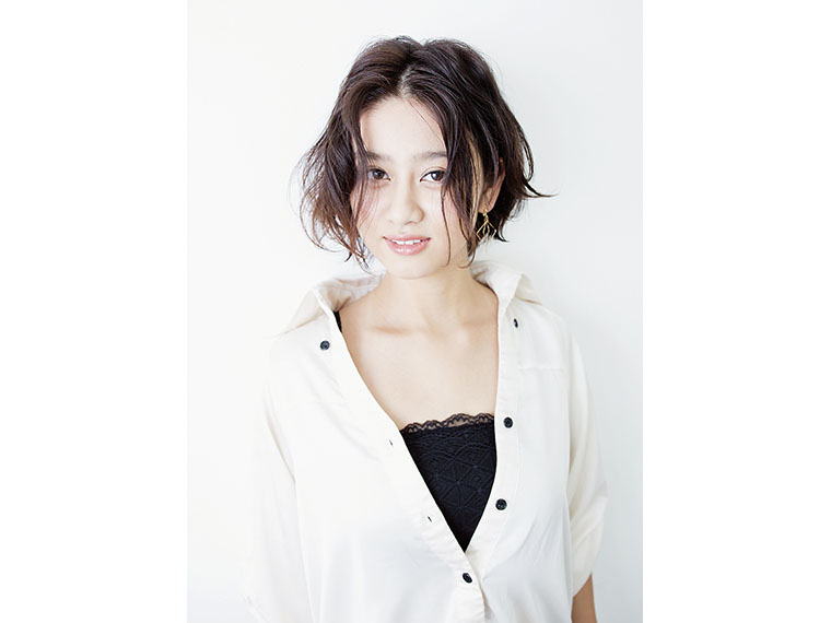 大人女性にぴったりのマニッシュなボブ。カラーは黄みを抑えたグレージュ。上品さと抜け感が両立する、やわらかい印象のスタイルが叶う。(スタイリスト/中山 亮二さん)