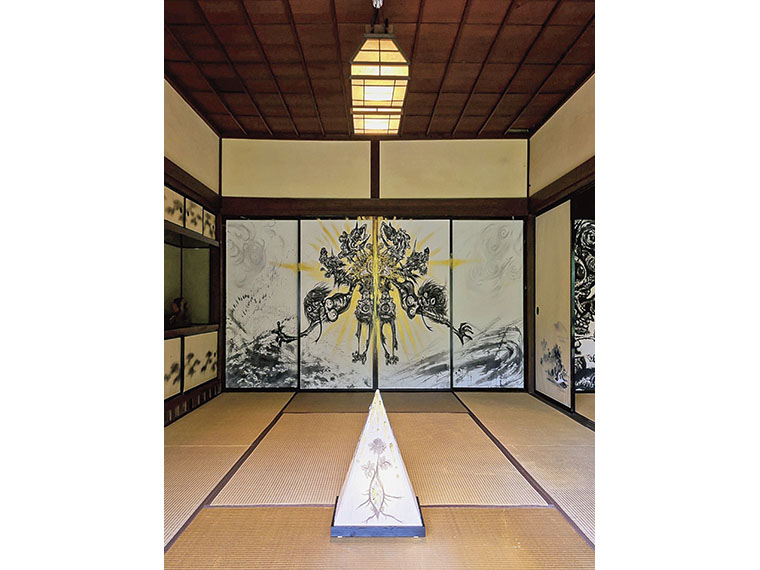 〈小松美羽「智恵子へ 祈り」2016年.墨.金泥.上川崎和紙〉昨年智恵子の生家で公開された小松美羽の展示風景。今年は刺繍作家・清川あさみの新作を展示