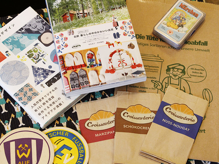ドイツ製の紙袋やコースター、カードゲーム。海外雑貨をまとめた書籍も扱っている