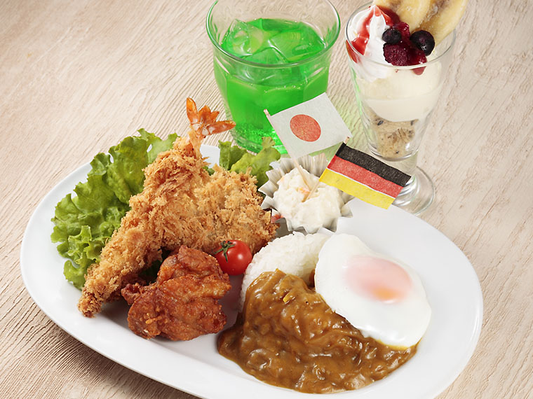 ジュニアプレート（950円）。エビフライ、ヒレかつ、唐揚げ、ポテトサラダ、甘口カレー、目玉焼き、サラダ、パフェ、ジュースと、大人でもお腹いっぱいになる重量系キッズメニューです！