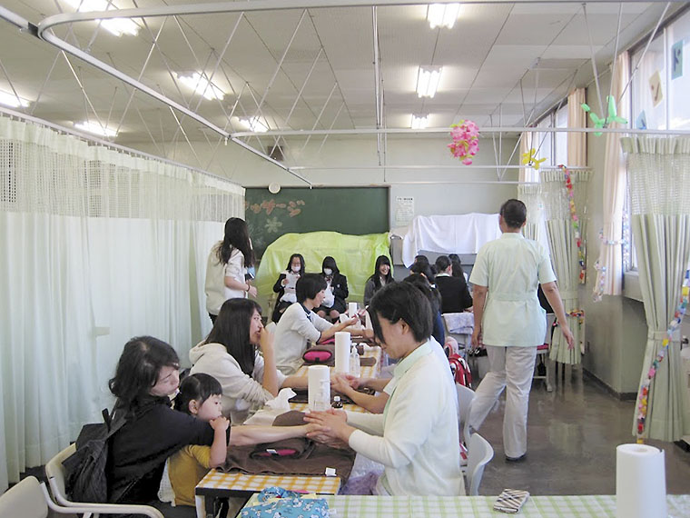 昨年開催時の様子。写真は看護学科による血圧測定&ハンドマッサージのコーナー