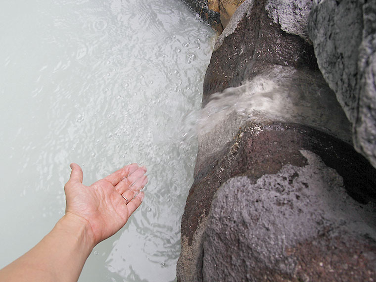 かけ流しの醍醐味！湯量がたっぷり注がれます