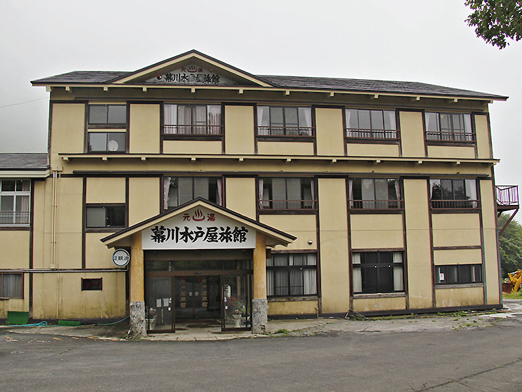 歴史を感じさせる佇まい。「日本秘湯を守る会」会員の宿です