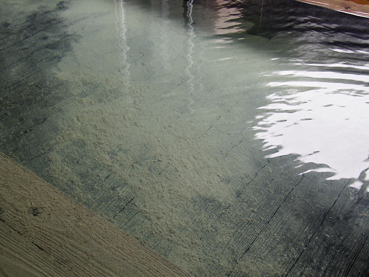 単純温泉の湯船には湯の花も