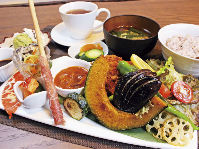 椿ランチ1,000円〈メインは3種類から選べる（写真はトンカツ）。十六穀米、汁物、ドリンク、ミニデザート〉【提供時間11：00〜14：30ラストオーダー】