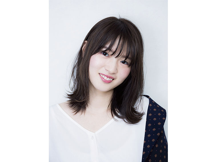 秋らしい抜け感を出したミディアムスタイル。彩度を落として霧かかったようなカラーベースに、ハイライトを入れて抜け感を出した。(スタイリスト/山口 雅美さん)