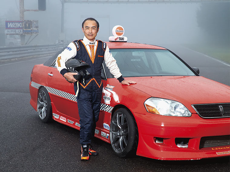 『エビスサーキット』でドリフトタクシーのドライバーに扮する新野 洋・二本松市長