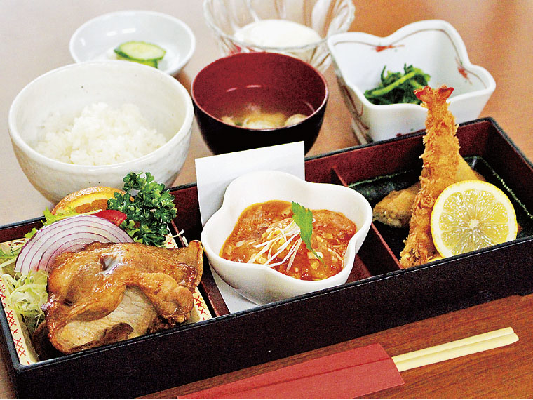 Bセット 1,100円〈豚の生姜焼き・エビのチリソース煮・揚げ物(エビフライ・春巻き)・ご飯・みそ汁・小鉢・お新香・杏仁豆腐〉【提供時間11:00〜14:30ラストオーダー/17:00〜21:00ラストオーダー】