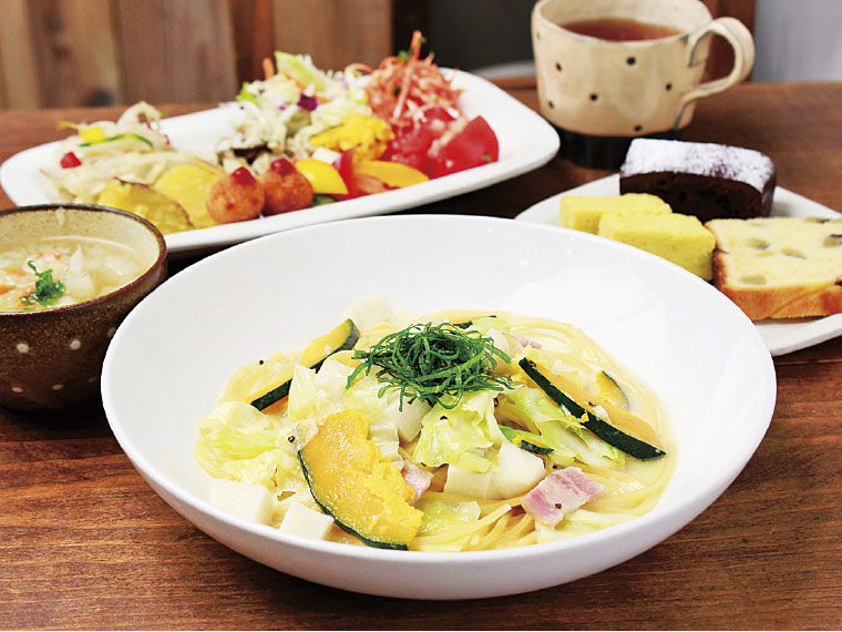 ビュッフェランチ 1,350円〈メイン1品(写真は秋冬限定「里芋とかぼちゃの味噌クリームパスタ」)・ビュッフェ(惣菜、ドリンク、スイーツなど食べ放題)※メニューは季節によって変動〉【提供時間11:00〜14:00ラストオーダー】