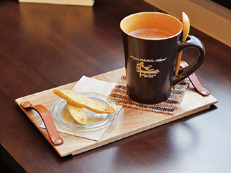 「Jacques Torres Chocolate」のホットチョコレート(842円・Tall)。チョコレートのための甘くないビスコッティがセット