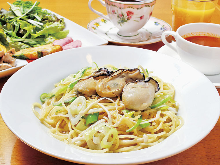 ランチセット 1,350円〈メイン(写真は大粒カキとエノキと長ネギの白ワイン ソースのスパゲティ)・前菜盛り合わせ・スープ・ドリンクバー〉【提供時間11:00〜16:00(15:00ラストオーダー)】