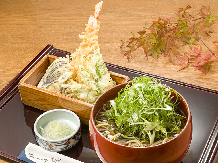 「京都産九条葱がたっぷりの海老天そば」（1,720円）。大ぶりのエビや野菜の天ぷらが入った木箱は屋久杉を使い特注で作ってもらったもの