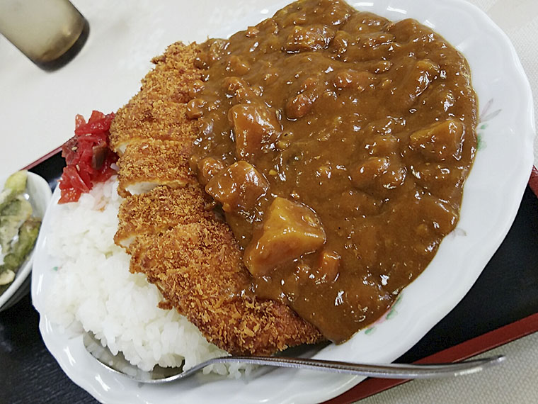 いつもの「中チキンカツカレー」。これで中！