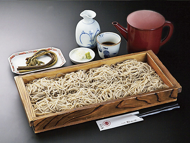 【そば処・郷土料理 紅山水(べにさんすい)】香り高くのど越し良い手打ちそばが人気!四季折々の素材を使った本格料理や地酒もおすすめ。写真は「二八 板そば」(1,080円・うすもり)。