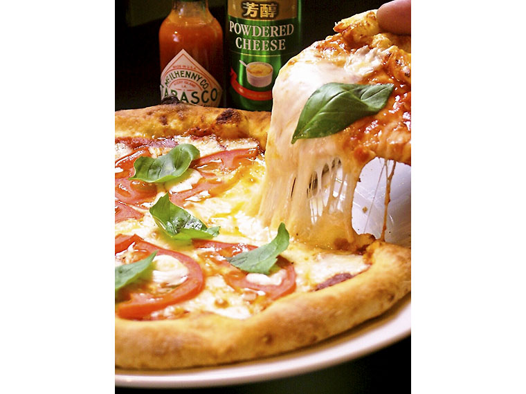 ピザはモチモチした食感のナポリ風と、パリパリとしたミラノ風の２種類の生地から選べます