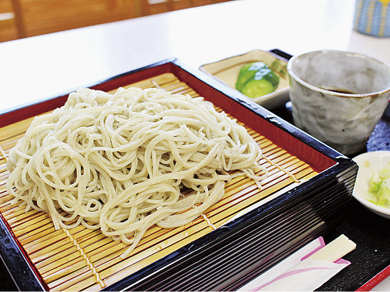 写真は村長がコンコンと小気味よい音を立てて、切ったそば。コシがあり、のど越しが良い