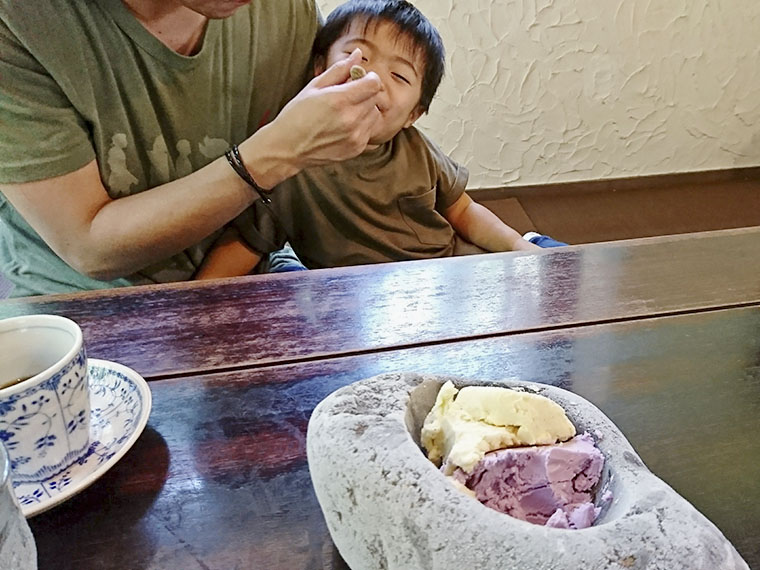 冷やされた石のプレートの上に盛られてくる「空の庭 アイスクリーム盛り合わせ」