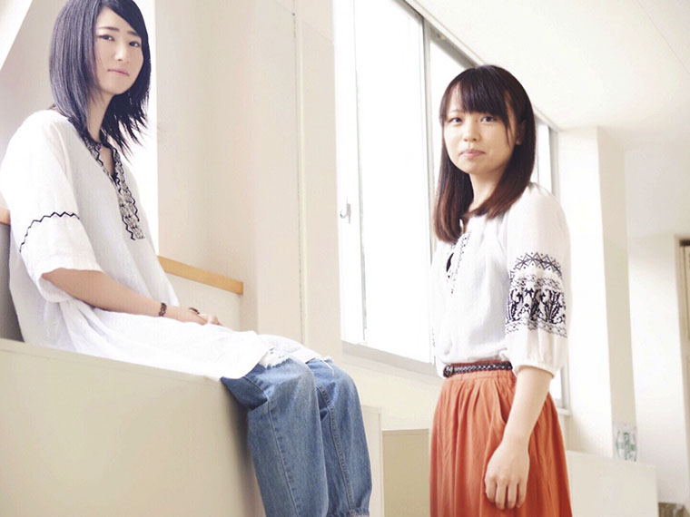 左からあっすー(Vo)、のんさん(Gt)