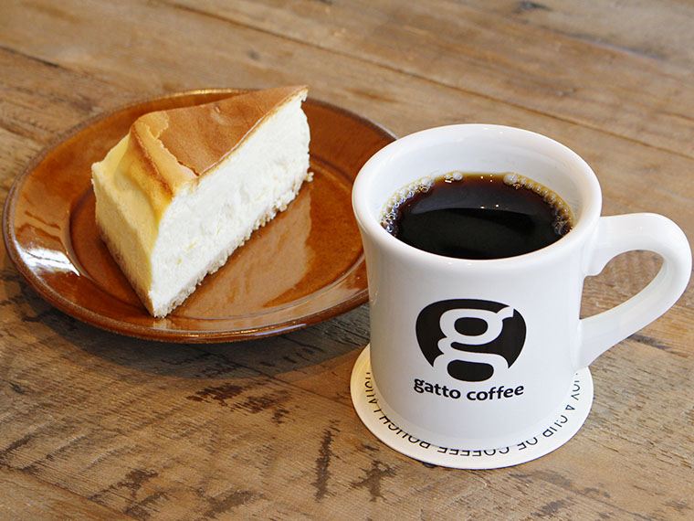 「ガットコーヒー」（500円）と「チーズケーキ」（520円）