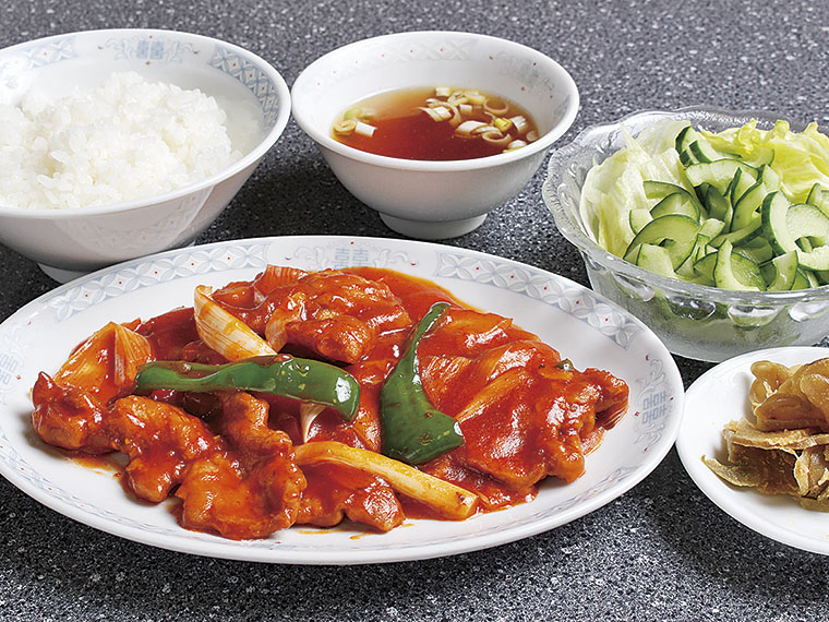 豚肉のチリソース煮ライス 1,460円〈豚肉のチリソース煮・ライス・スープ・ザーサイ・サラダ〉【提供時間/11:30〜15:00/17:00〜20:30(日曜祝日は〜20:00)※各30分前ラストオーダー】