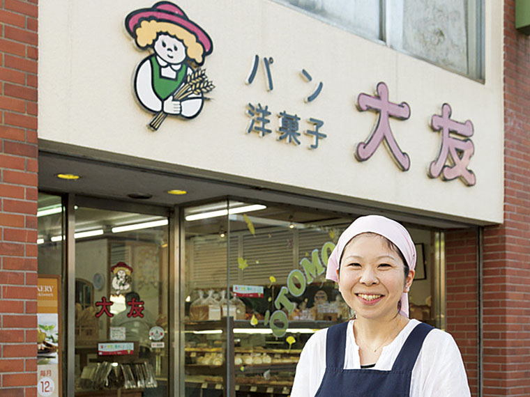 大正13年創業。毎日約100種類の焼きたてパンが店内に並ぶ